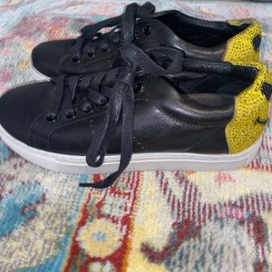 Lola Cruz black sneakers